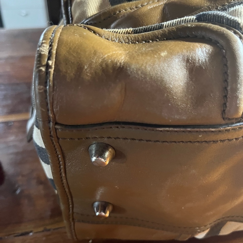 Burberry Brown and Tan Shoulder Bag beautiful. Vintage. Large - Picture 13 of 16